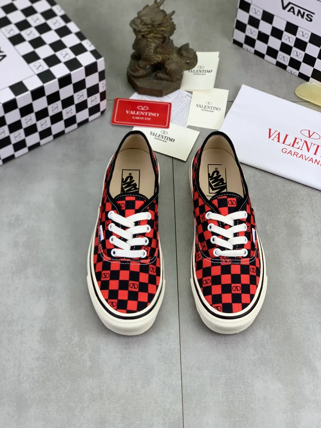 Men's shoes 💰P460 New Valentino❌Wans co-branded Valentino and Vans release new co-branded sneakers, integrating Valentino's Italian high-definition aesthetics and Vans's free and authentic spirit, giving classic shoes a personality that spans the ages. Many stars - Jolin Tsai. Yang Zi. Liu Wen. Ma Baiquan. Choi Soobin. freen. Song Zuer. JJ Lin. zel. Cecilia Cheung. shark. Xin Yunlai...Same style. Female model: 35-42 (41.42 is custom-made and non-refundable) Men's model: 39-46 (45.46 is custom-made and non-refundable)